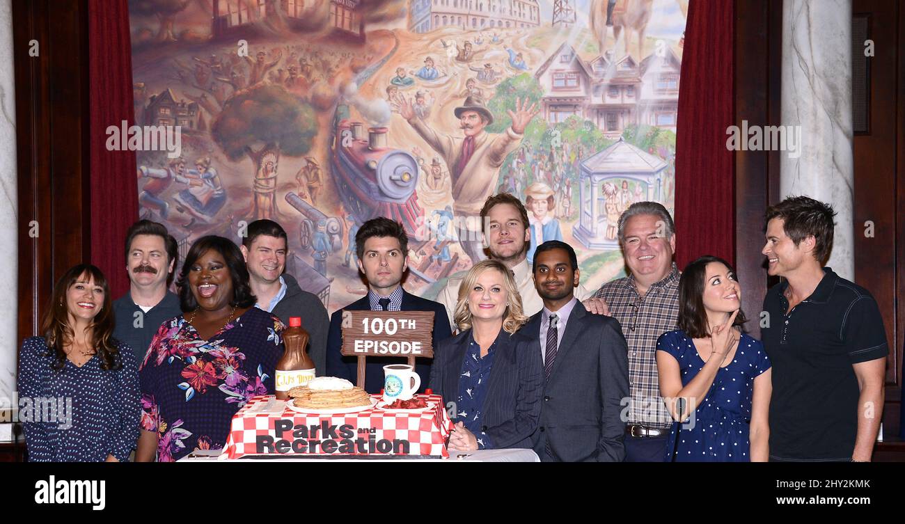 Rashida Jones, Nick Offerman, Retta, Michael Schur, Adam Scott, Amy Poehler, Chris Pratt, Aziz Ansari, Jim o'heir, Aubrey Plaza e Rob Lowe ai Parks and Recreation 100th, in occasione della celebrazione della serie CBS Radford, Studio City, California. Foto Stock