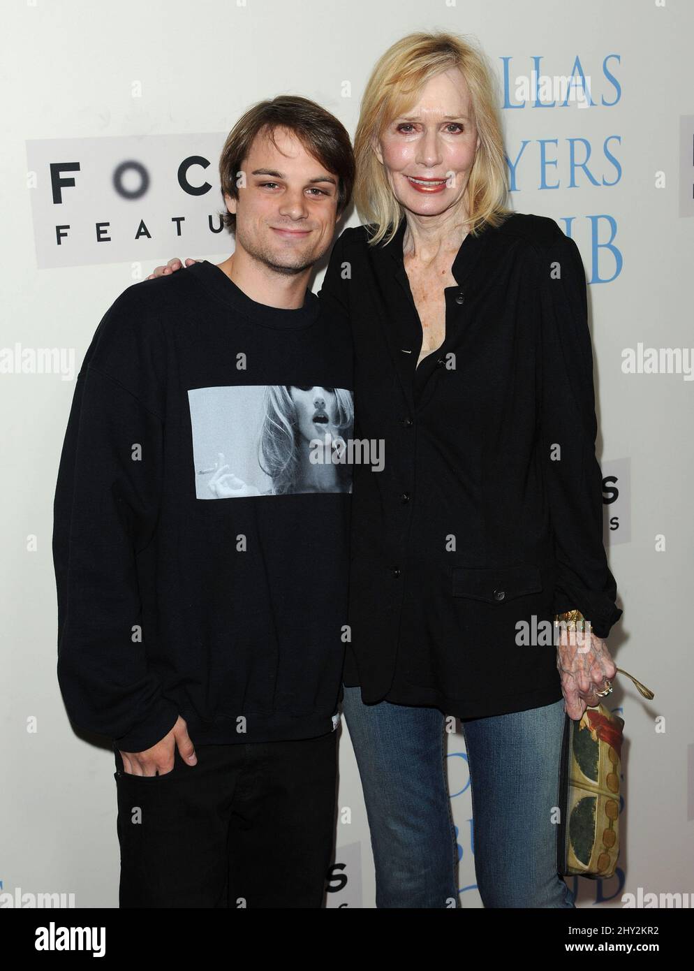 Sally Kellerman e suo figlio arrivano alla prima di 'allas Buyers Club' a Los Angeles, California Foto Stock