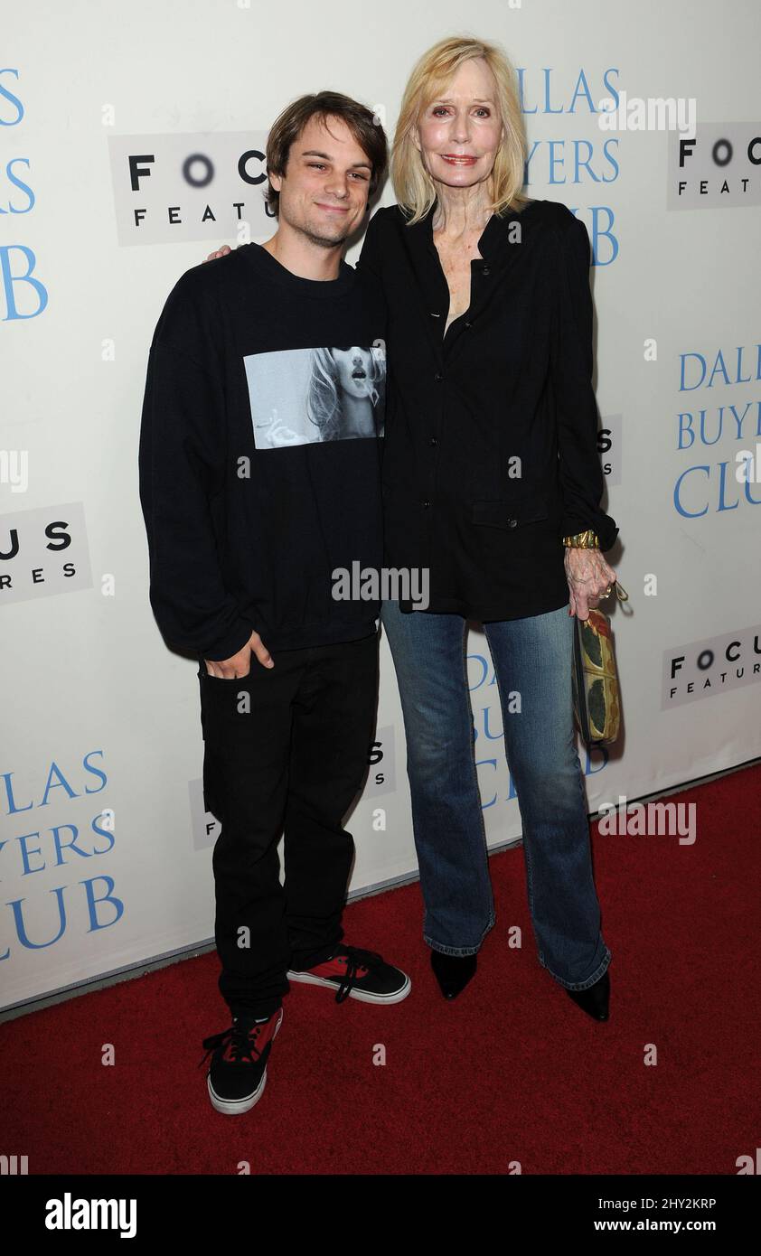 Sally Kellerman e suo figlio arrivano alla prima di 'allas Buyers Club' a Los Angeles, California Foto Stock