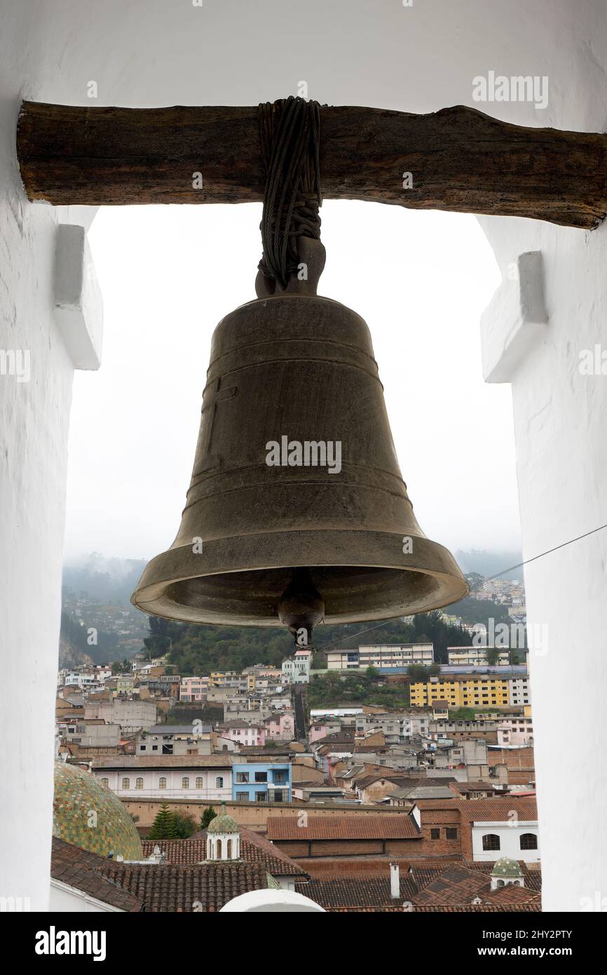 Campana nella Chiesa di San Francisco (Iglesia de San Francisco), Quito, Ecuador Foto Stock
