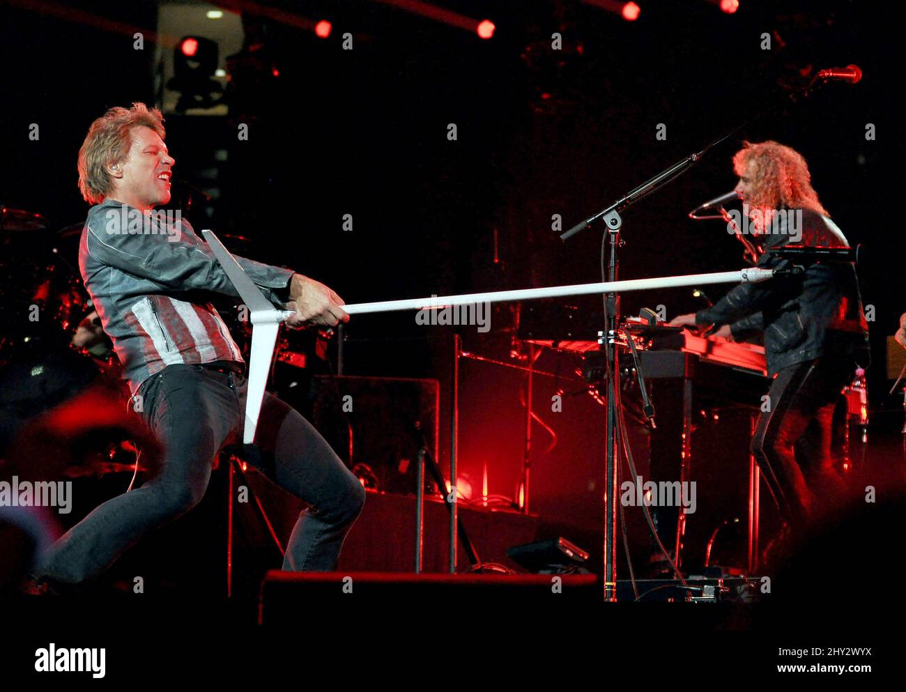 Bon Jovi si esibisce durante il suo tour "perché possiamo" alla PNC Arena Foto Stock