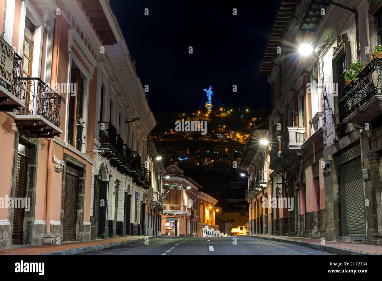 Calle Venezuela con la Vergine di El Panecillo (Vergine di Quito) sullo sfondo, Quito, Ecuador Foto Stock