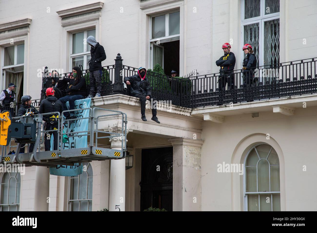 Londra, Regno Unito. 14th Mar 2022. La polizia parla con i manifestanti anti della guerra che hanno occupato la London Mansion in Belgrave Square, di proprietà di un oligarca russo per protestare contro l'invasione russa dell'Ucraina. I manifestanti dei Makhnovisti londinesi hanno preso il controllo della casa cittadina di proprietà dell'oligarca russo, il miliardario Oleg Deripaska, alleato del presidente russo Vladimir Putin, che sostengono, dovrebbe essere utilizzato per ospitare i rifugiati ucraini. Credit: SOPA Images Limited/Alamy Live News Foto Stock