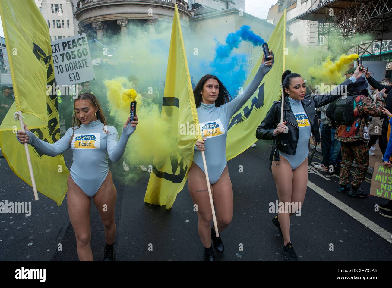 LONDRA, 13 2022 MARZO, Dance for Peace Parade protesta nel centro di Londra per raccogliere fondi per l'Ucraina. Credit: Lucy North/Alamy Live News Foto Stock