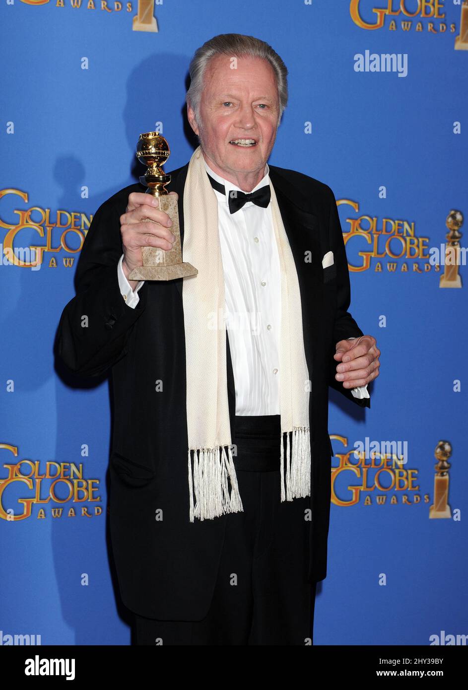 Jon Voight si pone nella sala stampa con il premio per il miglior attore di supporto in una serie, miniserie o film tv per 'Ray Donovan' all'annuale Golden Globe Awards 71st al Beverly Hilton Hotel Domenica, 12 Gennaio 2014, a Beverly Hills, California. Foto Stock