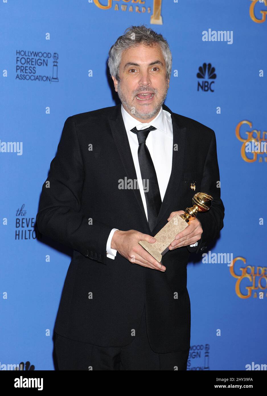 Alfonso Cuaron si presenta nella sala stampa con il premio come miglior direttore per 'Gravity' ai 71st Golden Globe Awards al Beverly Hilton Hotel di domenica 12 gennaio 2014, a Beverly Hills, California. Foto Stock