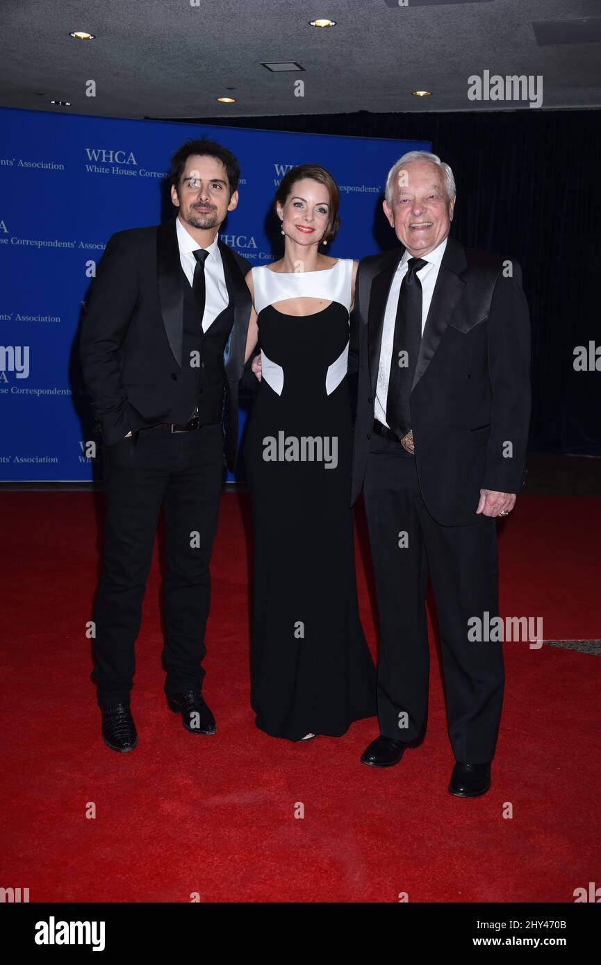 Brad Paisley, Kimberly Williams Paisley e Bob Schieffer hanno partecipato alla cena della White House Corresponders Association 2014 al Washington DC Hilton Hotel a Washington DC, USA. Foto Stock