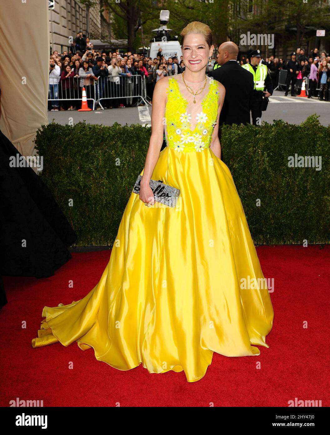 Julie Macklowe arriva al Costume Institute Benefit ha incontrato il gala per celebrare l'apertura del Charles James, Beyond Fashion Exhibition e del nuovo Anna Wintour Costume Center. Il Metropolitan Museum of Art di New York. Foto Stock