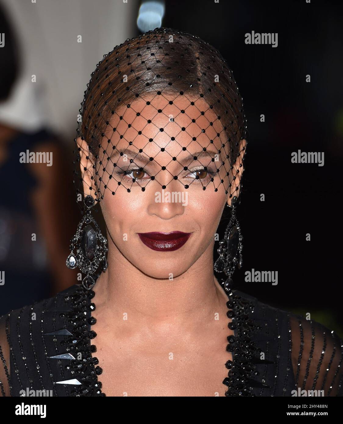 Beyonce, che arriva al Costume Institute, Benefit Gala, celebra l'apertura della mostra Charles James, Beyond Fashion Exhibition e del nuovo centro di costumi Anna Wintour. Il Metropolitan Museum of Art di New York. Foto Stock