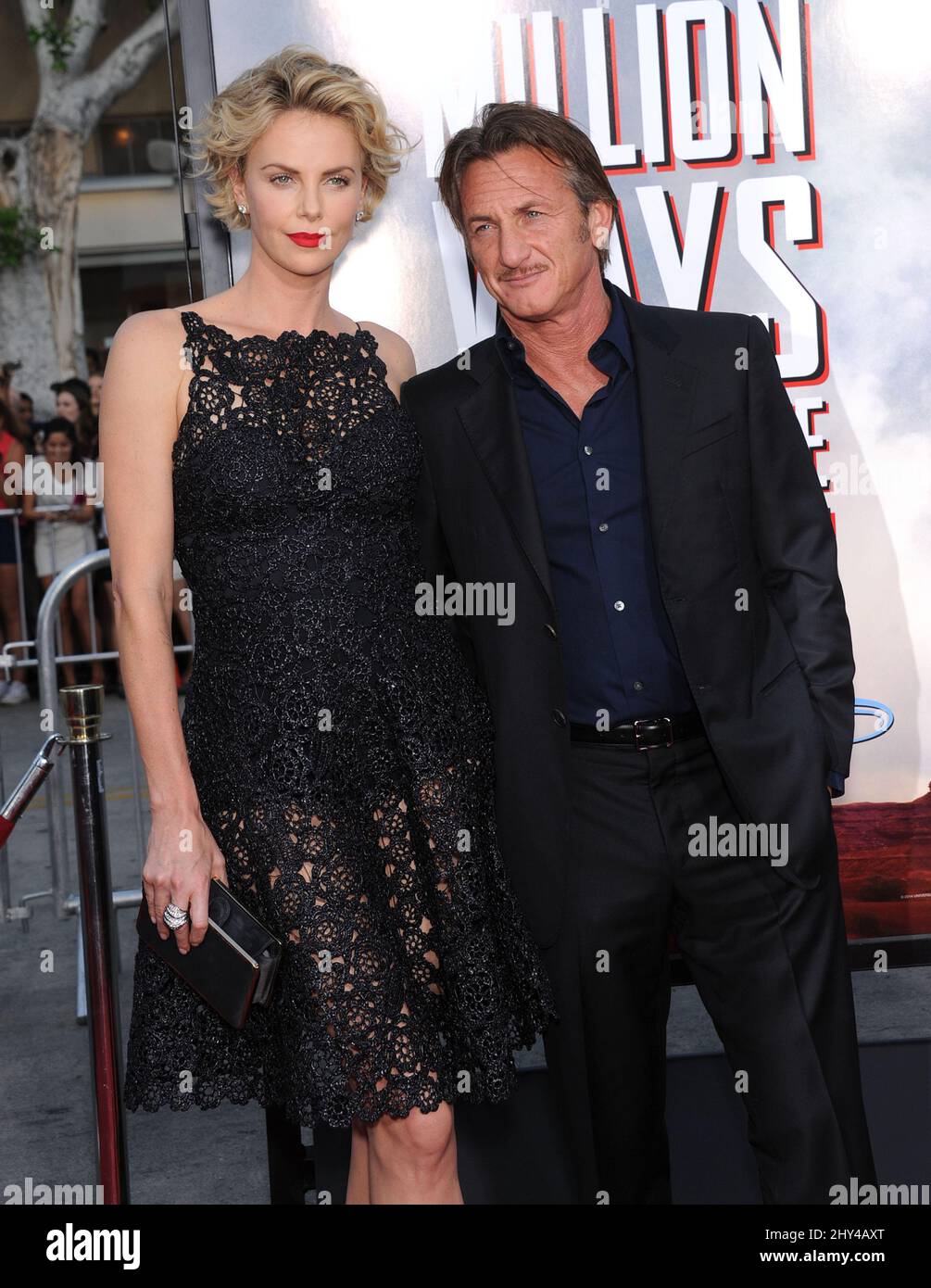 Charlize Theron & Sean Penn arriva alla prima di un milione di modi per morire in Occidente a Los Angeles, CA, USA, 15 maggio 2014. Foto Stock