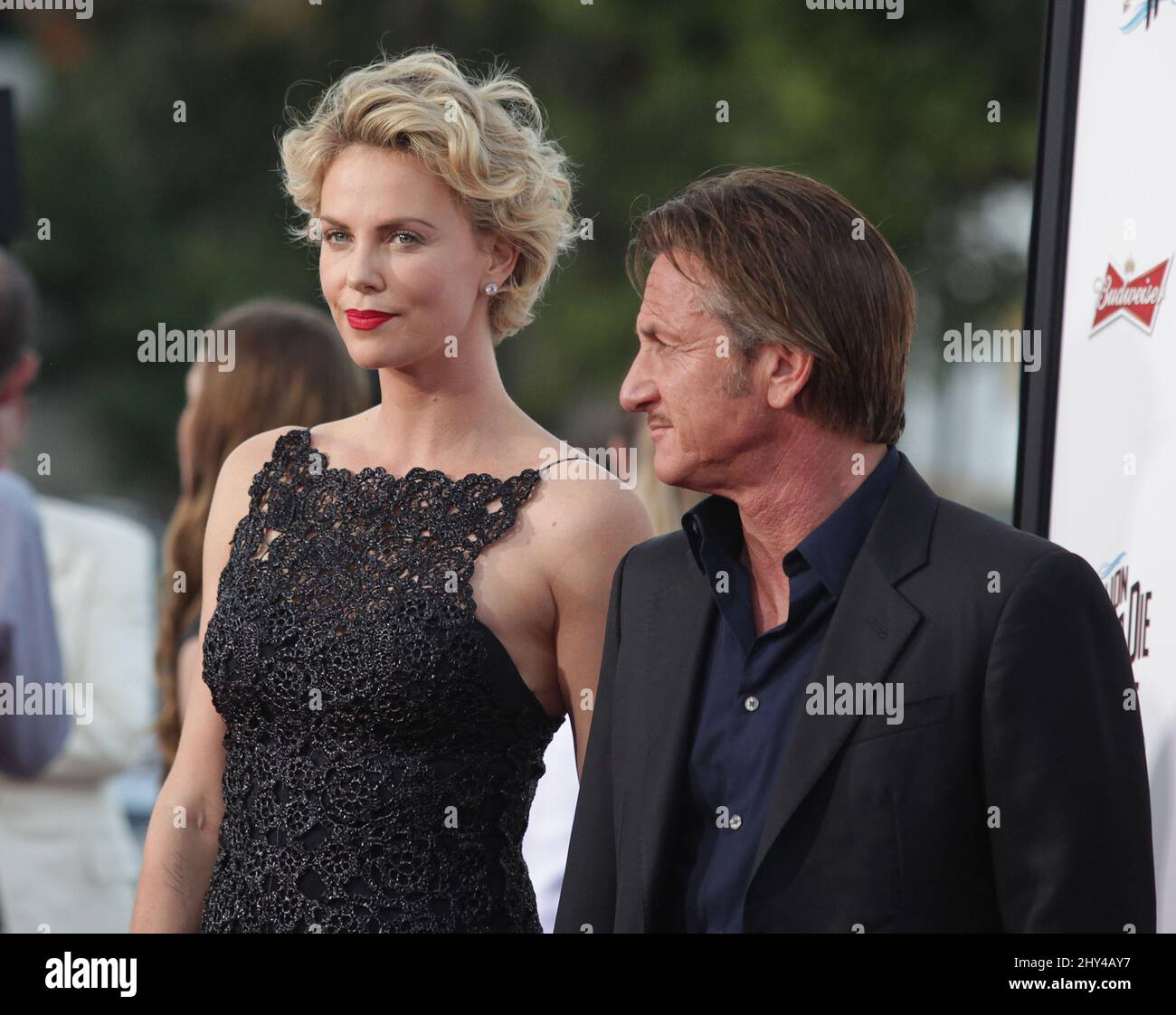 Charlize Theron & Sean Penn arriva alla prima di un milione di modi per morire in Occidente a Los Angeles, CA, USA, 15 maggio 2014. Foto Stock