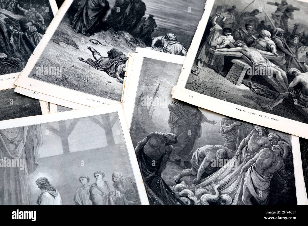 Raccolta di pagine da una Bibbia con illustrazioni di storie bibliche di Gustave dore Foto Stock
