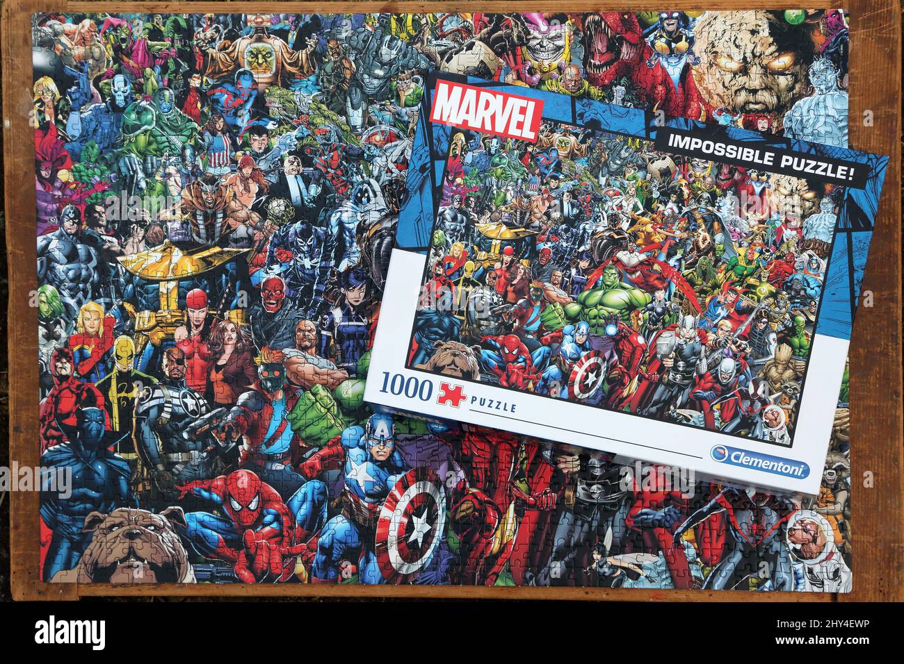 L'uomo che fa un puzzle Marvel impossibile da 1000 pezzi Foto Stock
