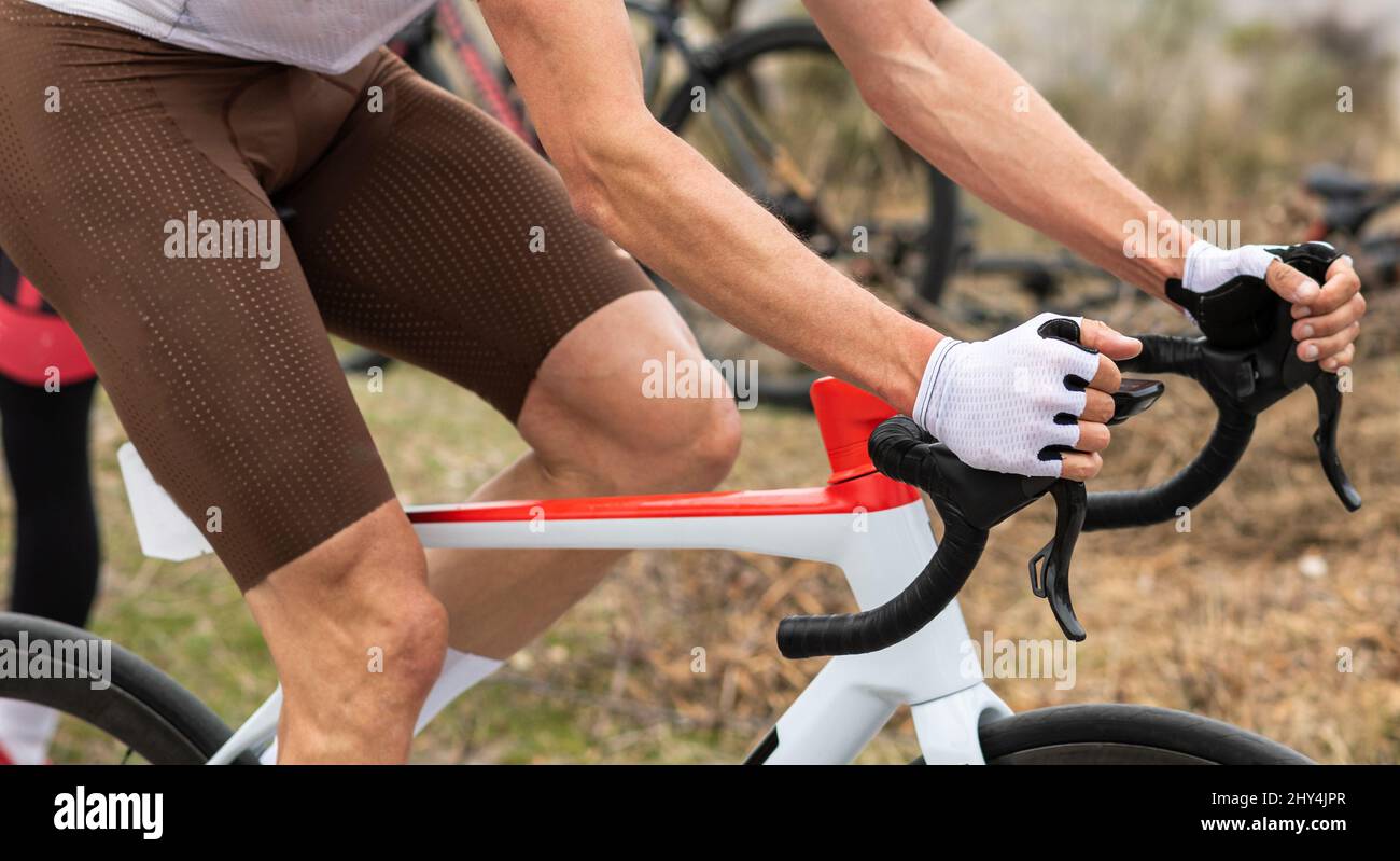 un ciclista su una bicicletta da strada in un evento competitivo, atleta su una bicicletta in una gara. Foto Stock