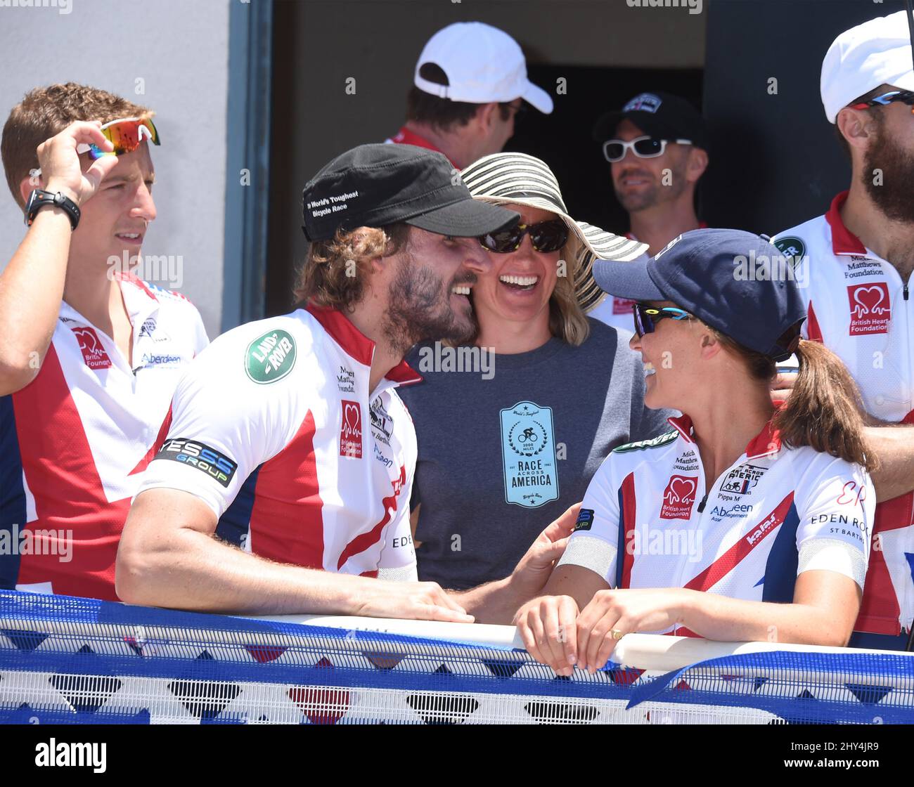 Jons Bartholdson e Pippa Middleton iniziano il ciclo di 3.000 miglia attraverso gli Stati Uniti come parte della sfida Race Across America per la Michael Matthews Foundation in California, USA. Foto Stock