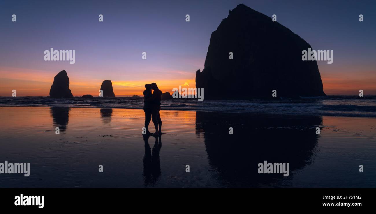 Bacio al tramonto a Cannon Beach Foto Stock