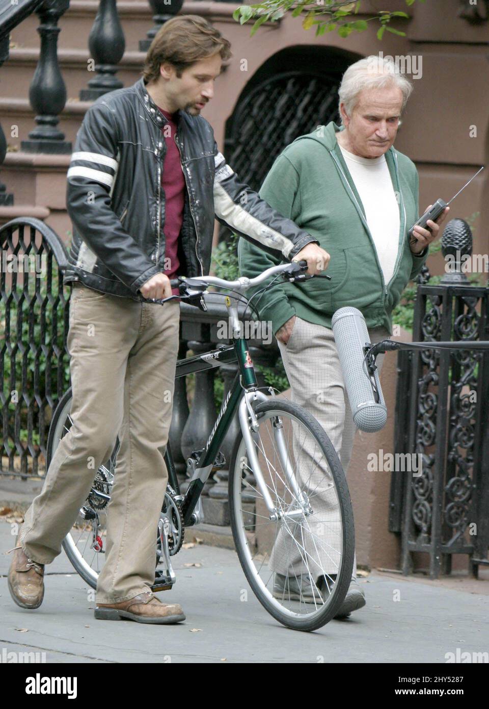 FOTO DELL'ARCHIVIO: Robin Williams muore all'età di 63 anni. David Duchovny  e Robin Williams sul set di 'Casa di D'. (NEW YORK Foto stock - Alamy