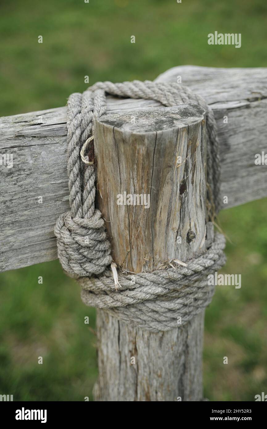 Palo di recinzione di legno e rotaia assicurati da corda su una fattoria in Missouri Foto Stock