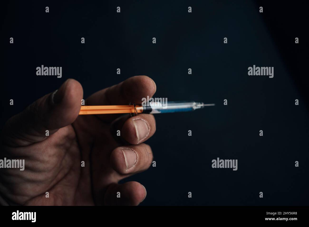 Medico, infermiere o scienziato mano che tiene influenza, vaccino del morbillo per la vaccinazione del bambino Foto Stock