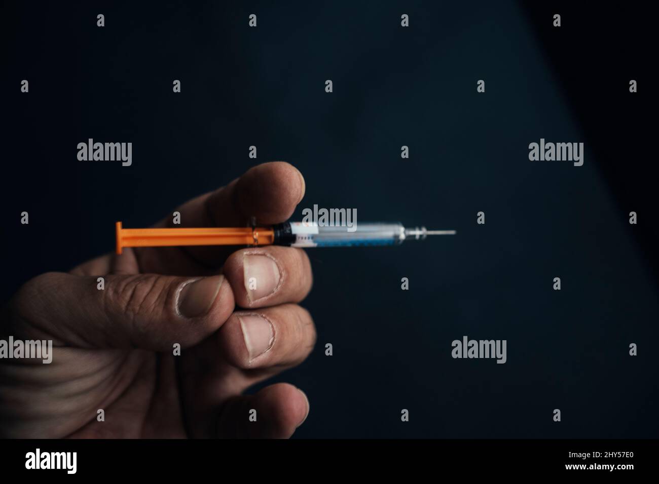 Medico, infermiere o scienziato mano che tiene influenza, vaccino del morbillo per la vaccinazione del bambino Foto Stock