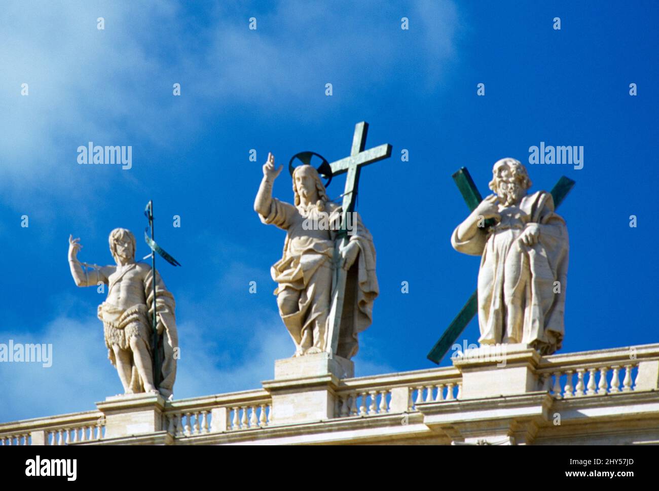Roma Italia Città del Vaticano Basilica di San Pietro con statue di Cristo Redentore affiancate da San Giovanni Battista e Sant'Andrea Foto Stock