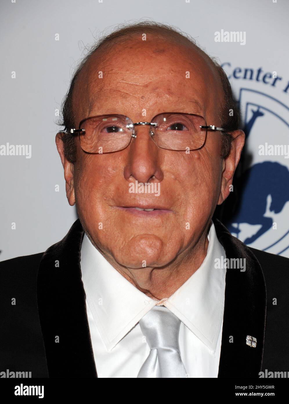 Clive Davis arriva per il Carousel of Hope Ball che si tiene al Beverly Hilton Hotel di Los Angeles. Foto Stock