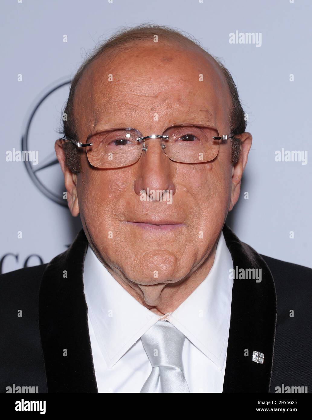 Clive Davis arriva per il Carousel of Hope Ball che si tiene al Beverly Hilton Hotel di Los Angeles. Foto Stock