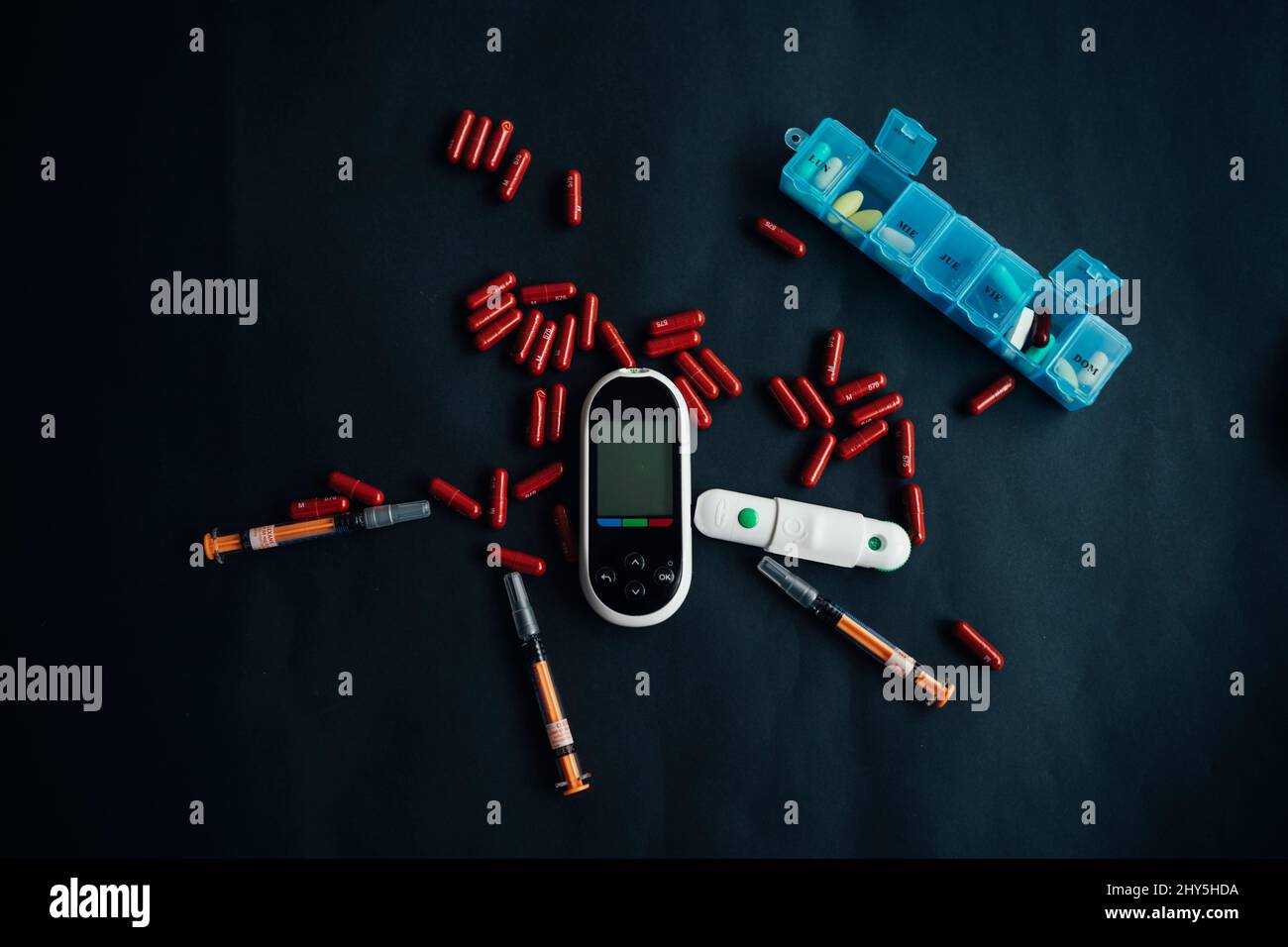 controllo del glucosio, siringhe, pillole, tutto il necessario per controllare il diabete Foto Stock