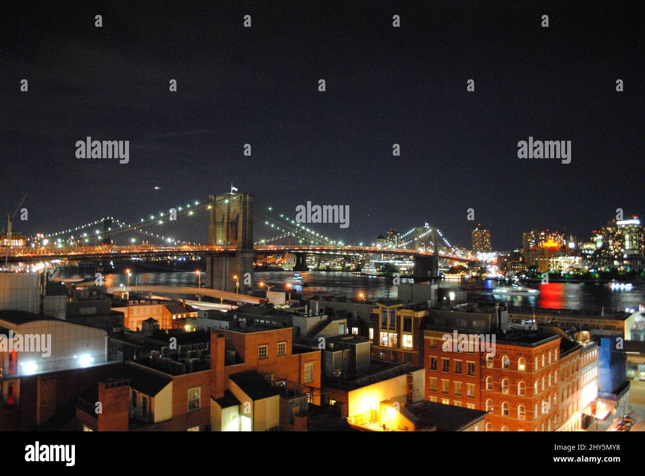 Ponte di Brooklyn subito dopo il tramonto visto sopra i vecchi edifici del porto di Southstreet. Foto Stock