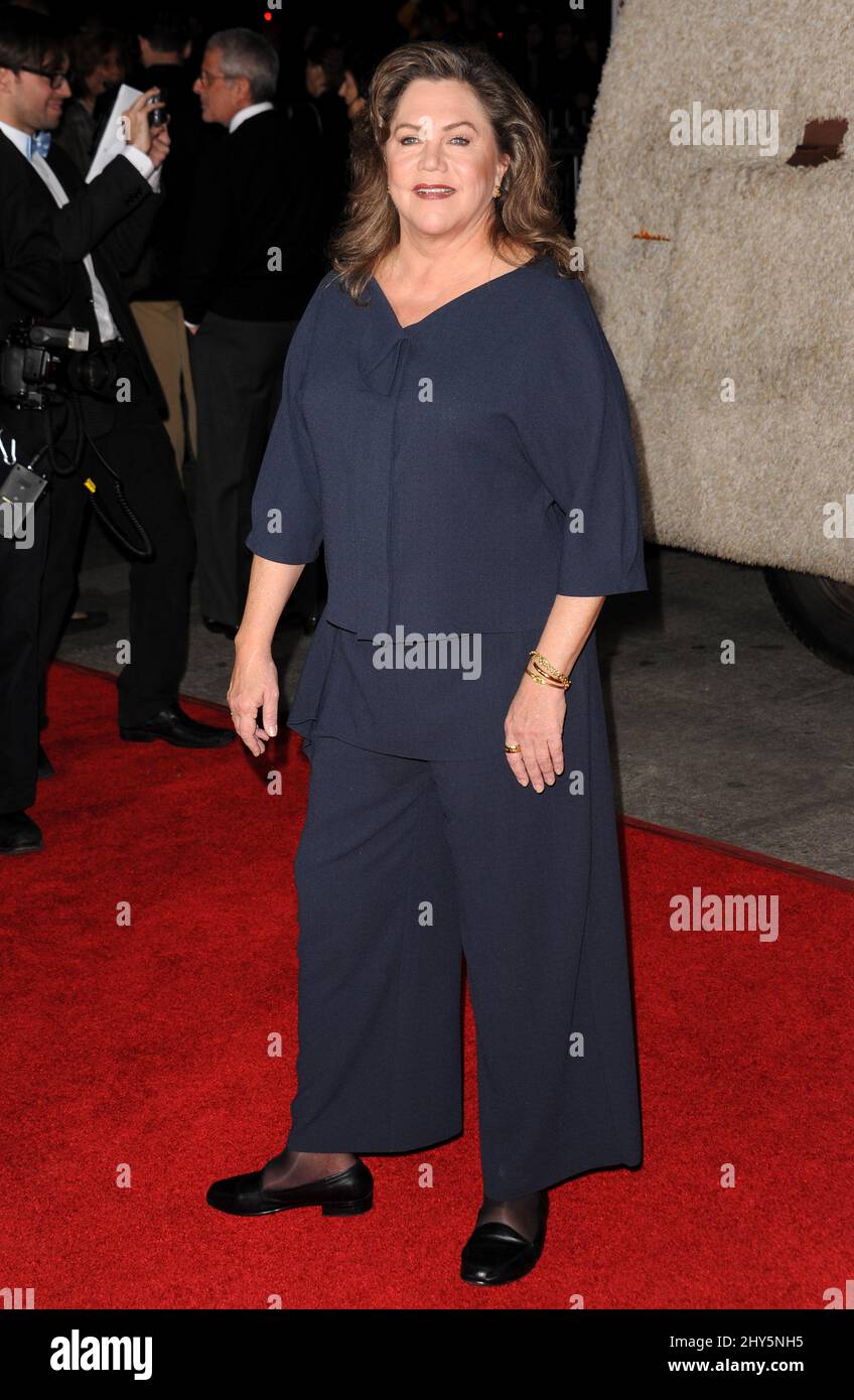 Kathleen Turner partecipa alla prima di Los Angeles "Dumb and Humber to" che si tiene al Regency Village Theatre Foto Stock