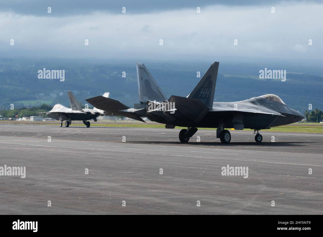 F-22 Raptors, gestito da membri dei 199th e 19th Fighter Squadrons, taxi durante un esercizio di formazione 4 marzo 2022, presso l'aeroporto internazionale di Hilo, Hawaii. Ho`oikaika è stato eseguito da forze totali Airmen dalla Guardia Nazionale aerea delle Hawaii, il Nevada ANG e le loro controparti attive della 15th Wing e 354th Fighter Wing. L'esercizio è stato un'opportunità per le unità partner per dimostrare e migliorare la loro capacità di implementare e operare rapidamente in sedi remote. (STATI UNITI Foto della Guardia Nazionale dell'aria dello staff Sgt. John Linzmeier) Foto Stock