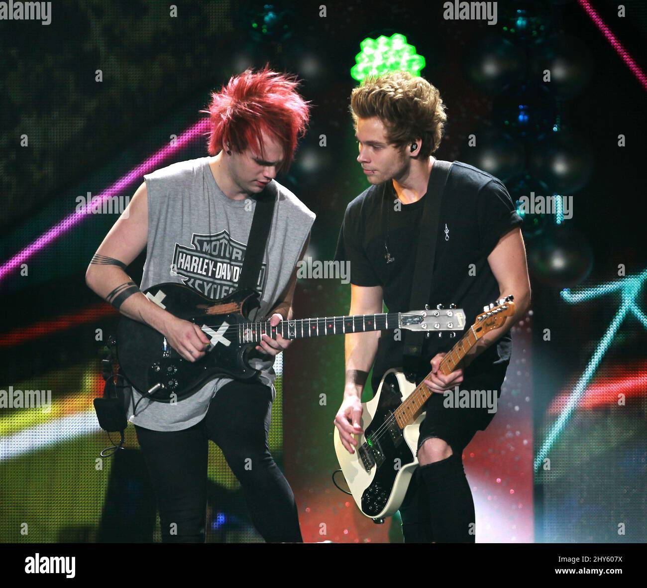 Michael Clifford e Luke Hemmings, 5 Seconds of Summer, si esibisce durante il concerto KIIS FM di Jingle Ball tenuto presso lo Staples Center di Los Angeles. Foto Stock