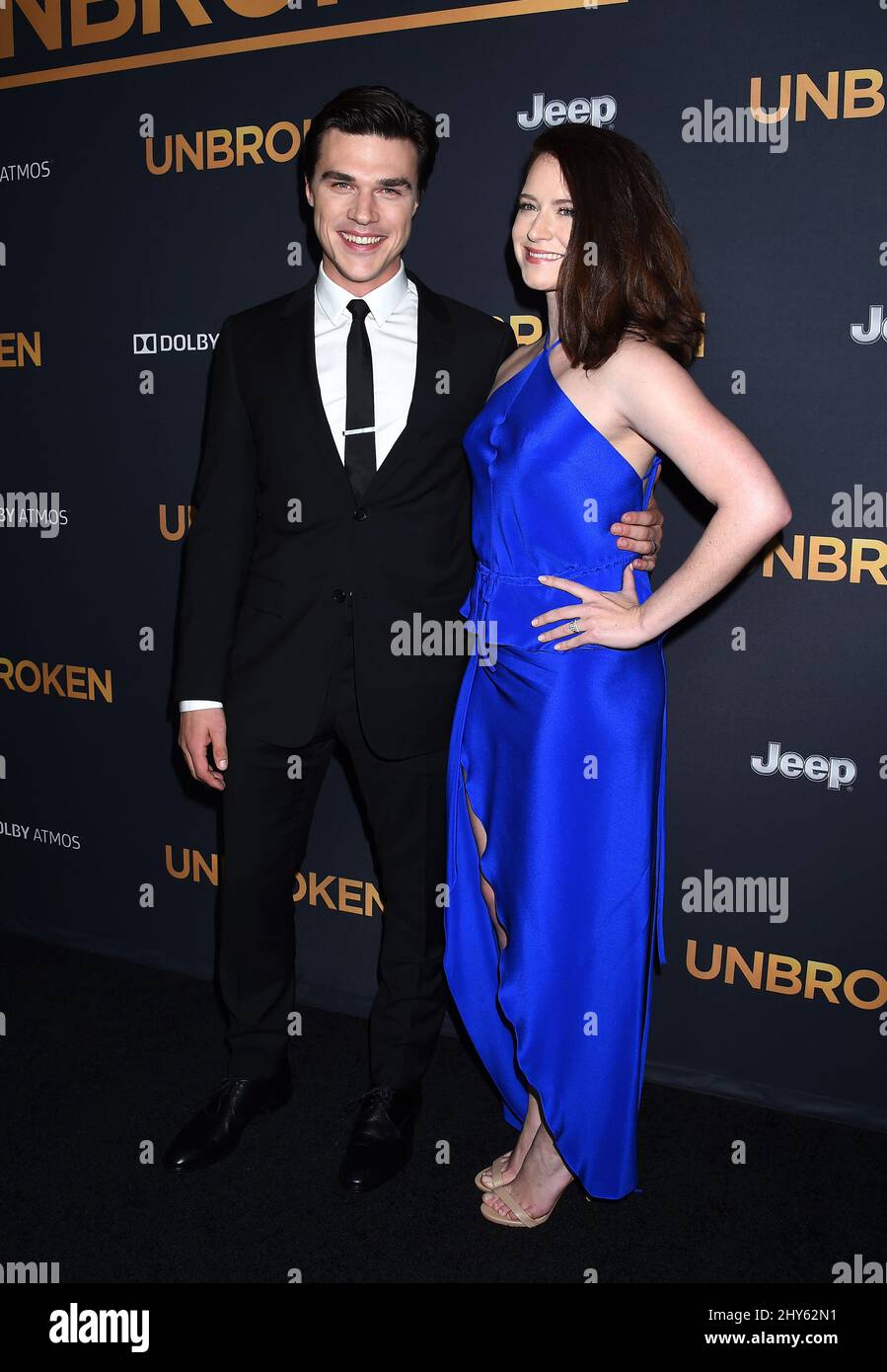 Finn Wittrock e Sarah Roberts frequentano la 'Unbroken' Premiere a Los Angeles Foto Stock