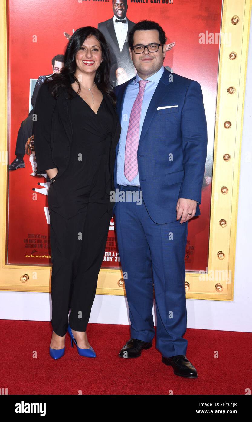 Josh Gad e Ida Darvish partecipano alla prima di 'The Wedding Ringer' Foto Stock