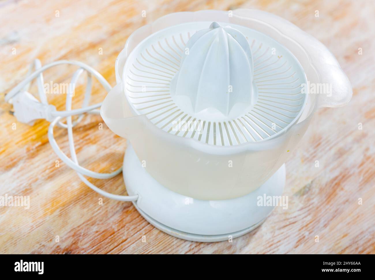 Preparazione del succo con la centrifuga elettrica Foto Stock