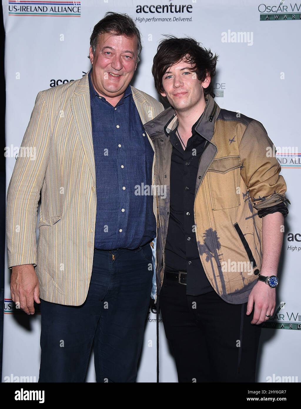 Stephen Fry & Elliot Spencer partecipa all'evento US-Ireland Alliance Pre-Academy Awards onorando Stephen Colbert, Carrie Fisher e l'artista Colin Davidson a JJ Abrams???? BAD ROBOT studio, a Santa Monica, California. Foto Stock