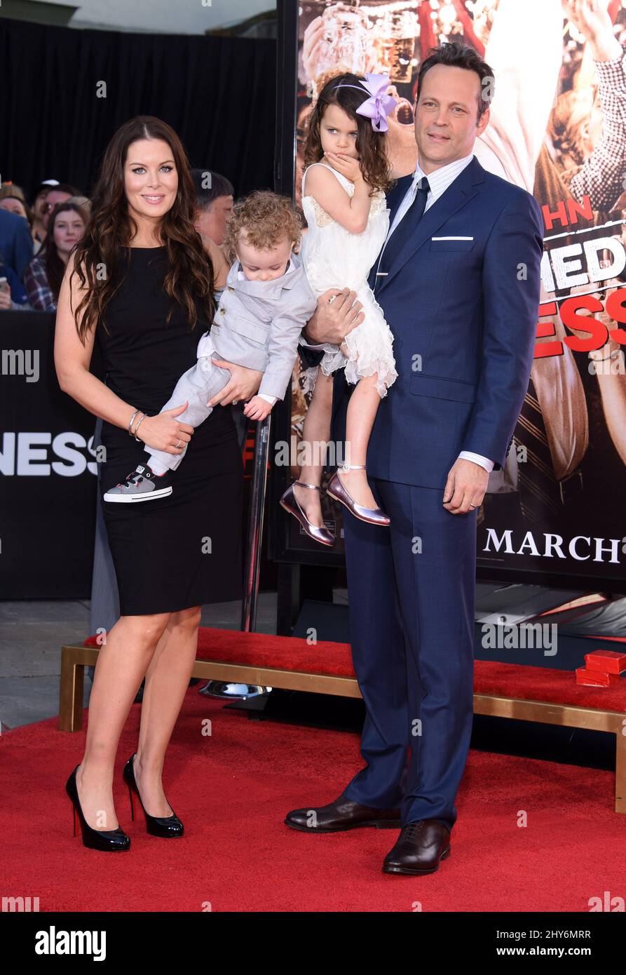 Vince Vaughn, Kyla Weber, Lochlyn Vaughn e Vernon Vaughn vince Vaughn riceve uno dei più alti riconoscimenti di Hollywood, egli metterà le sue impronte e impronte in cemento nel piazzale del TCL Chinese Theatre IMAX Foto Stock