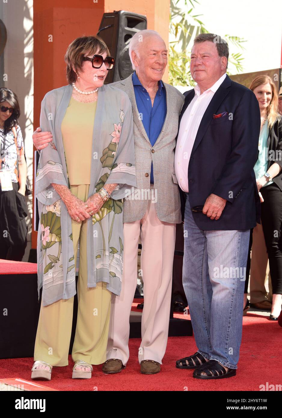 Shirley MacLaine, Christopher Plummer e William Shatner durante il TCM onorano la leggenda dello schermo Christopher Plummer con la cerimonia della mano e dell'impronta al TCL Chinese Theatre di Los Angeles, USA. Foto Stock