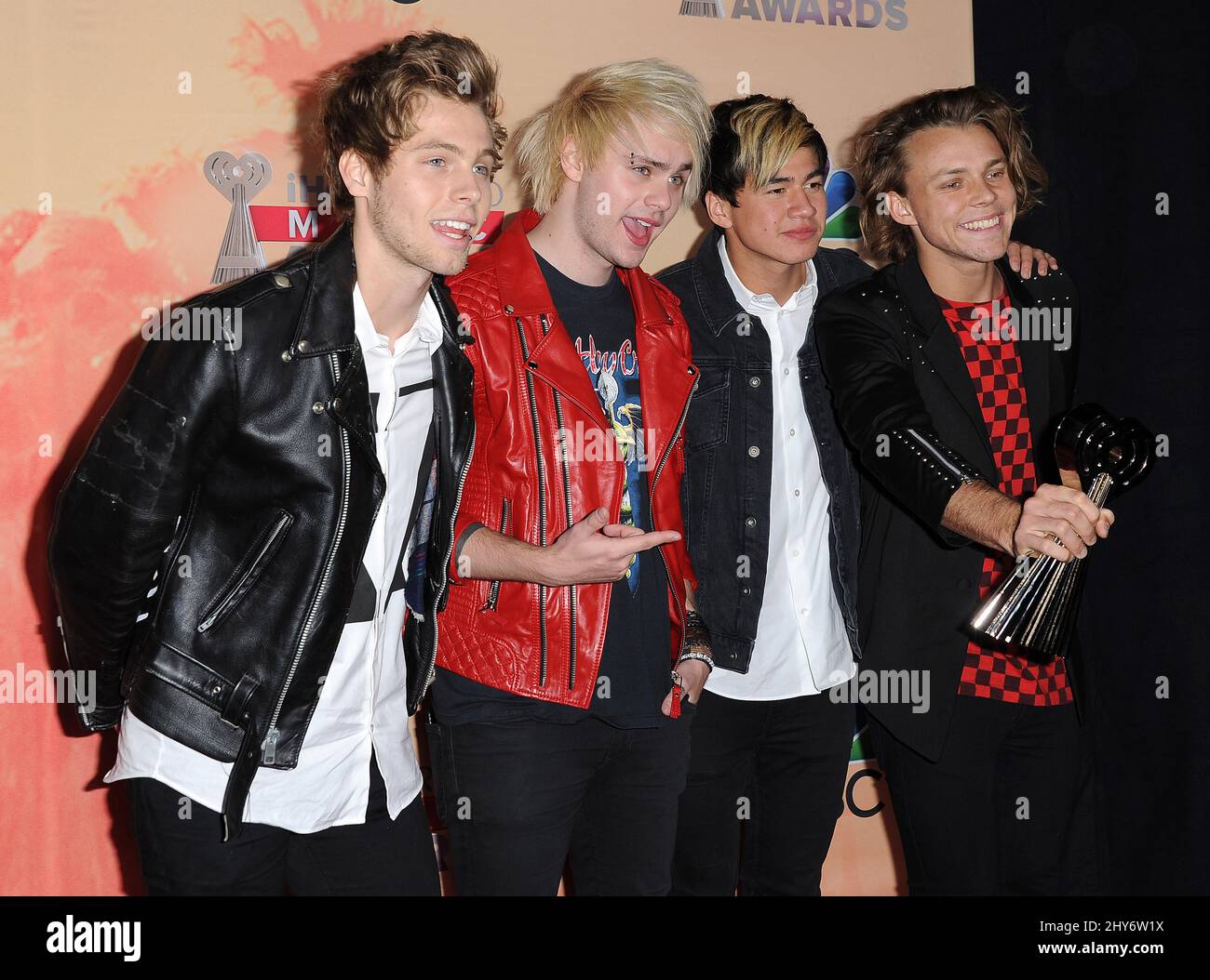 Calum Hood, Michael Clifford, Luke Hemmings, Ashton Irwin di "5 secondi d'estate" nella sala stampa dei 2015 iHeartradio Music Awards che si tengono presso il Shrine Auditorium Foto Stock