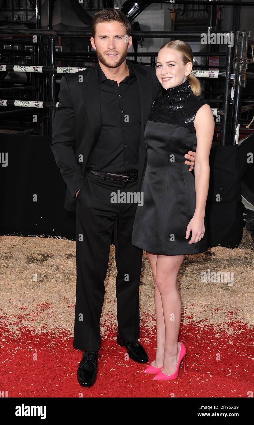 Scott Eastwood, Britt Robertson che partecipa alla prima "The longer Ride" tenutasi al Chinese Theatre di Los Angeles, California. Foto Stock