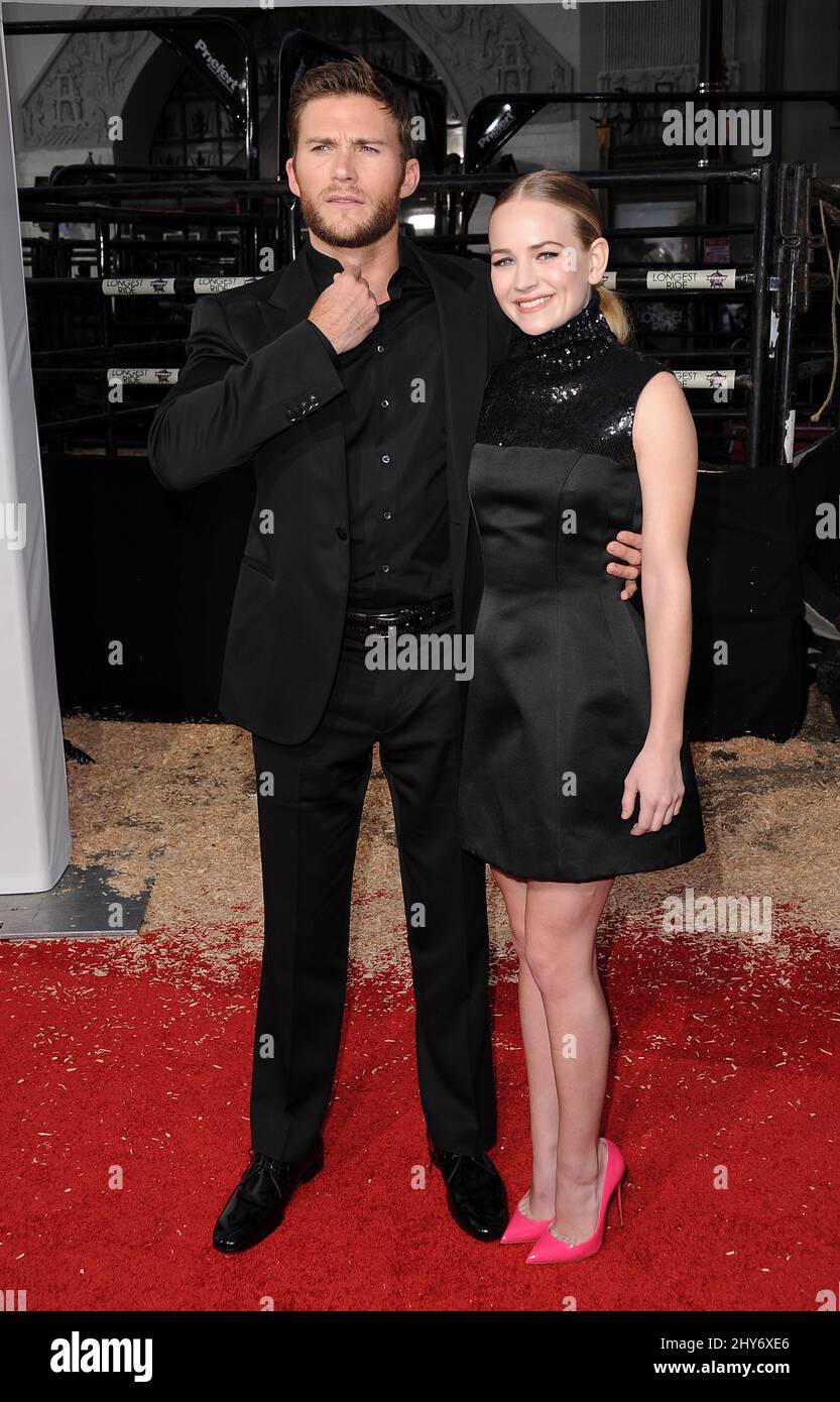 Scott Eastwood, Britt Robertson che partecipa alla prima "The longer Ride" tenutasi al Chinese Theatre di Los Angeles, California. Foto Stock