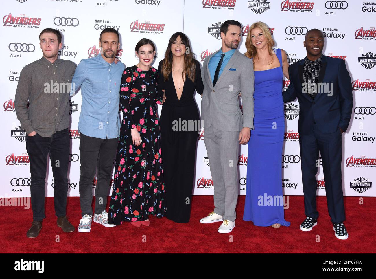 Iain De Caestecker, Nick Blood, Elizabeth Henstridge, Chloe Bennett, Brett Dalton, Adrianne Palicki e B.J. Britt arriva per la prima di Avengers: Age of Ultron al Dolby Theatre di Hollywood, Los Angeles il 13 aprile 2015. Foto Stock