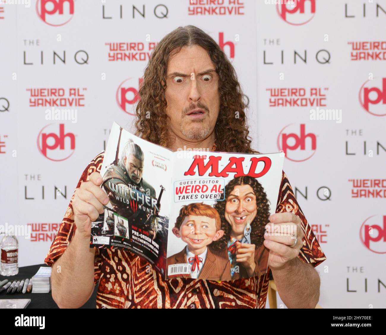 'Bizzarro ala' Yankovic firma autografi al LINQ Promenade a Las Vegas, Nevada. Foto Stock