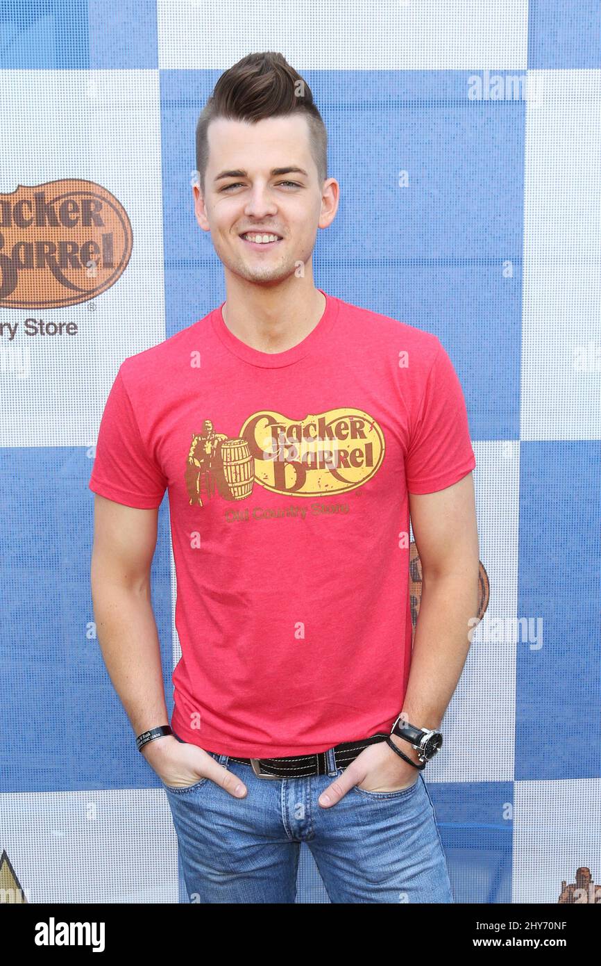 Chase Bryant partecipa al Cracker Barrel Old Country Store Country Checker Challenge ad Arlington, Texas. Foto Stock