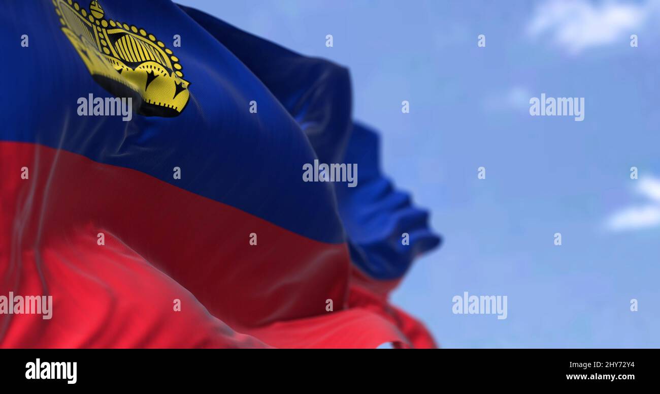 Dettaglio della bandiera nazionale del Liechtenstein che sventola al vento in una giornata limpida. Il Liechtenstein è una monarchia costituzionale guidata dal Principe di Bugia Foto Stock