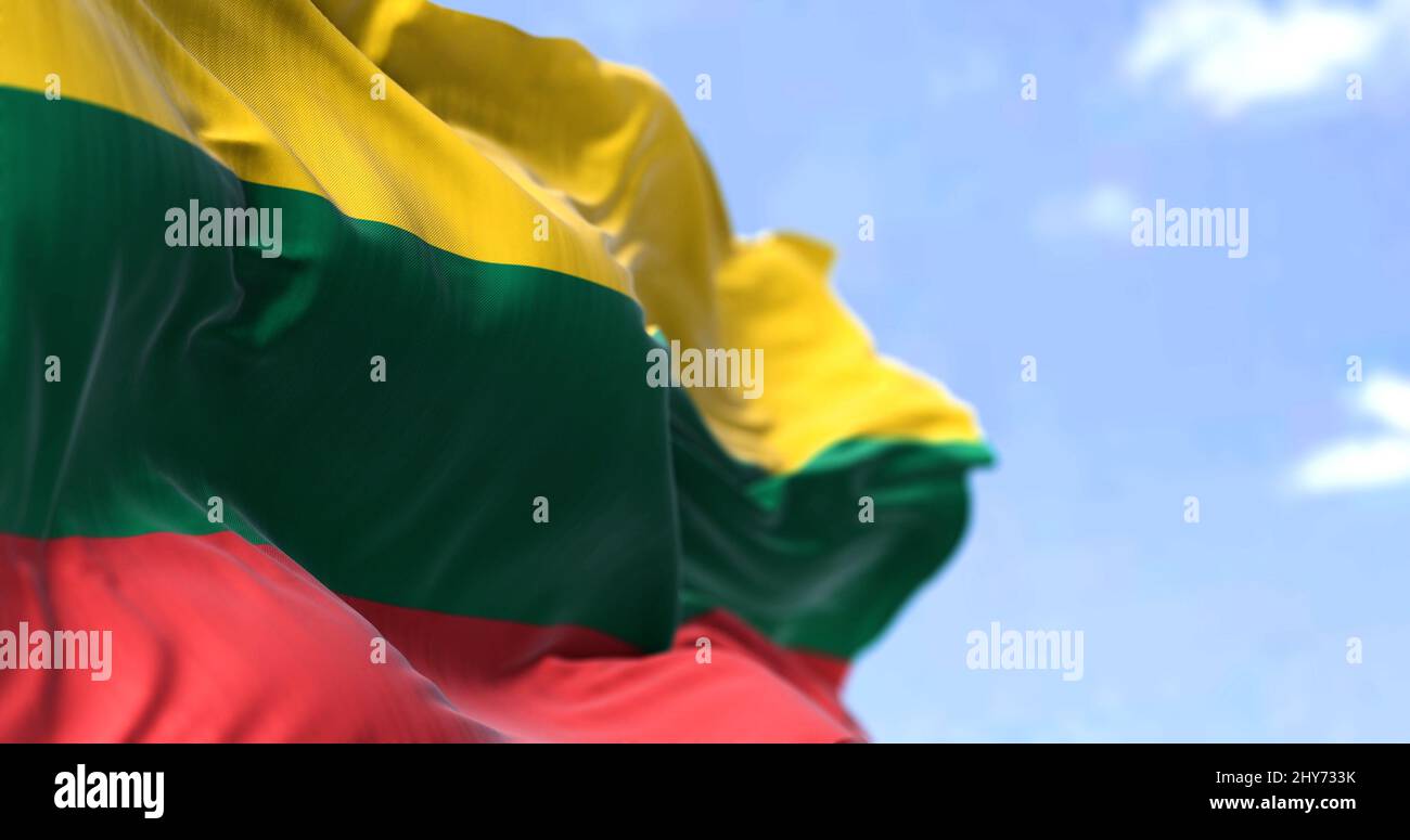 Dettaglio della bandiera nazionale della Lituania che sventola nel vento in una giornata limpida. La Lituania è un paese della regione baltica d'Europa. Messa a fuoco selettiva. Foto Stock