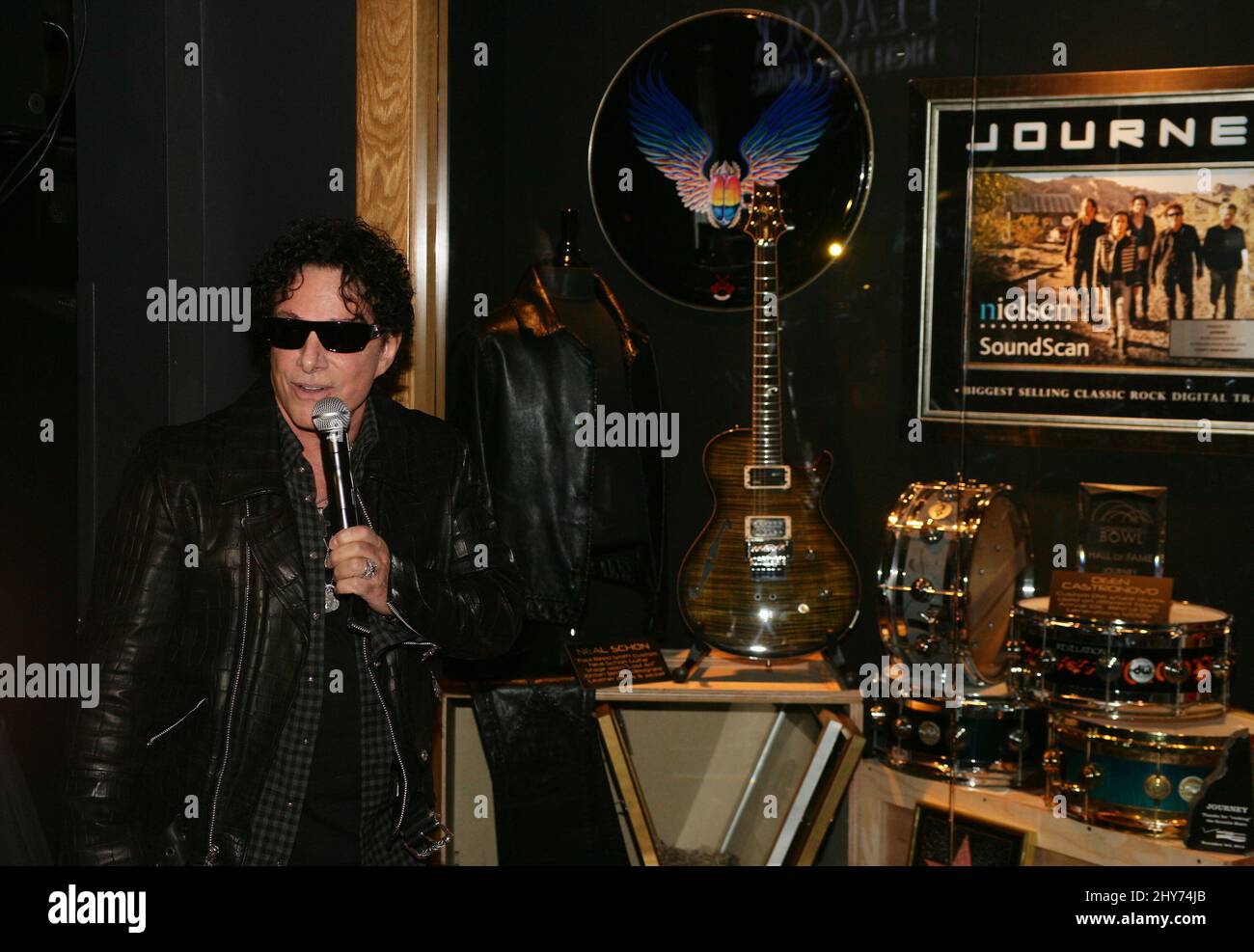 Neal Schon come Journey e Neal Schon svelano i casi di cimeli all'Hard Rock Hotel & Casino di Las Vegas. Foto Stock