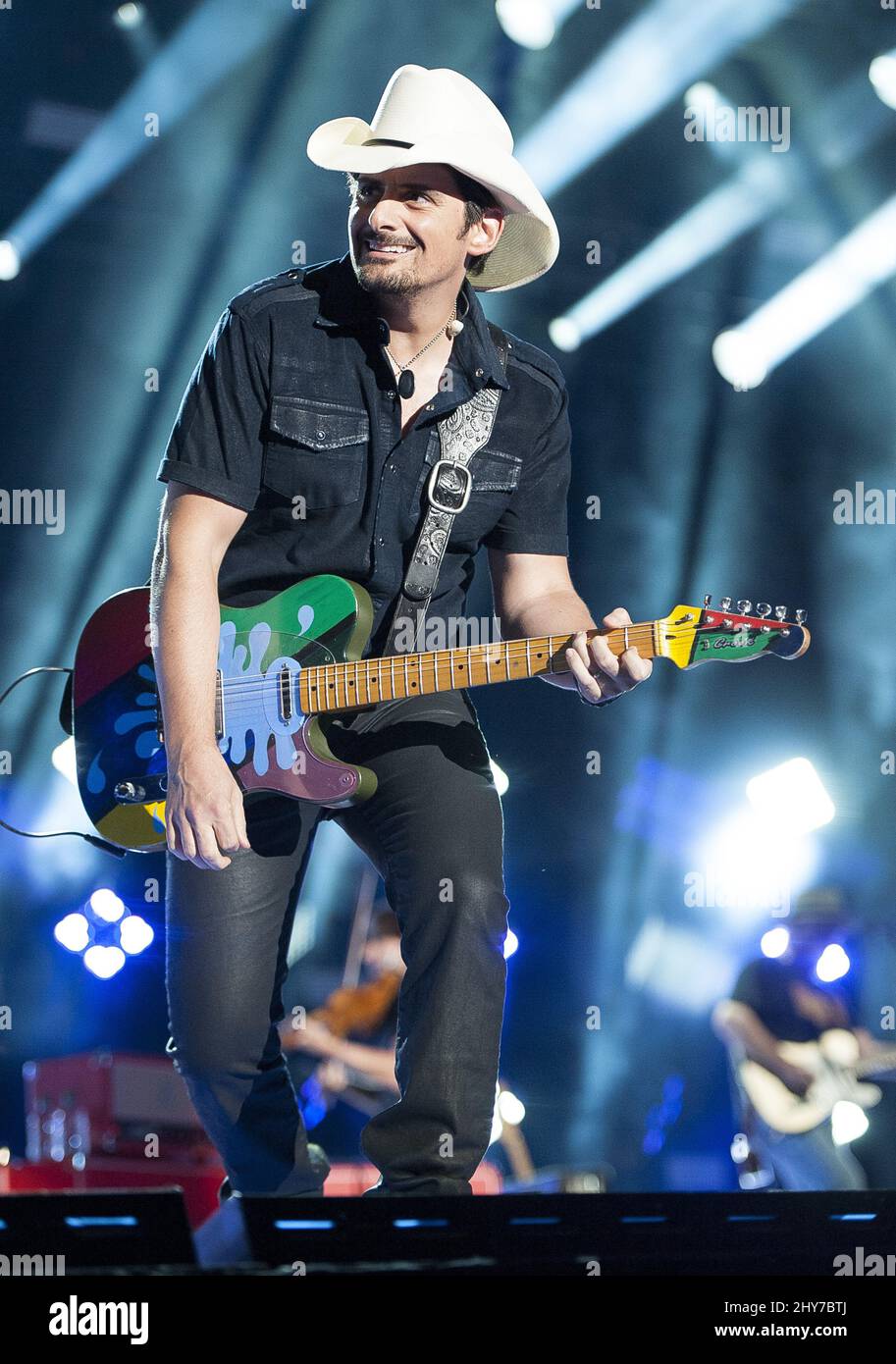 Brad Paisley si esibisce dal vivo sul palco durante le esibizioni del CMA Music Festival 2015 presso il LP Field. Foto Stock