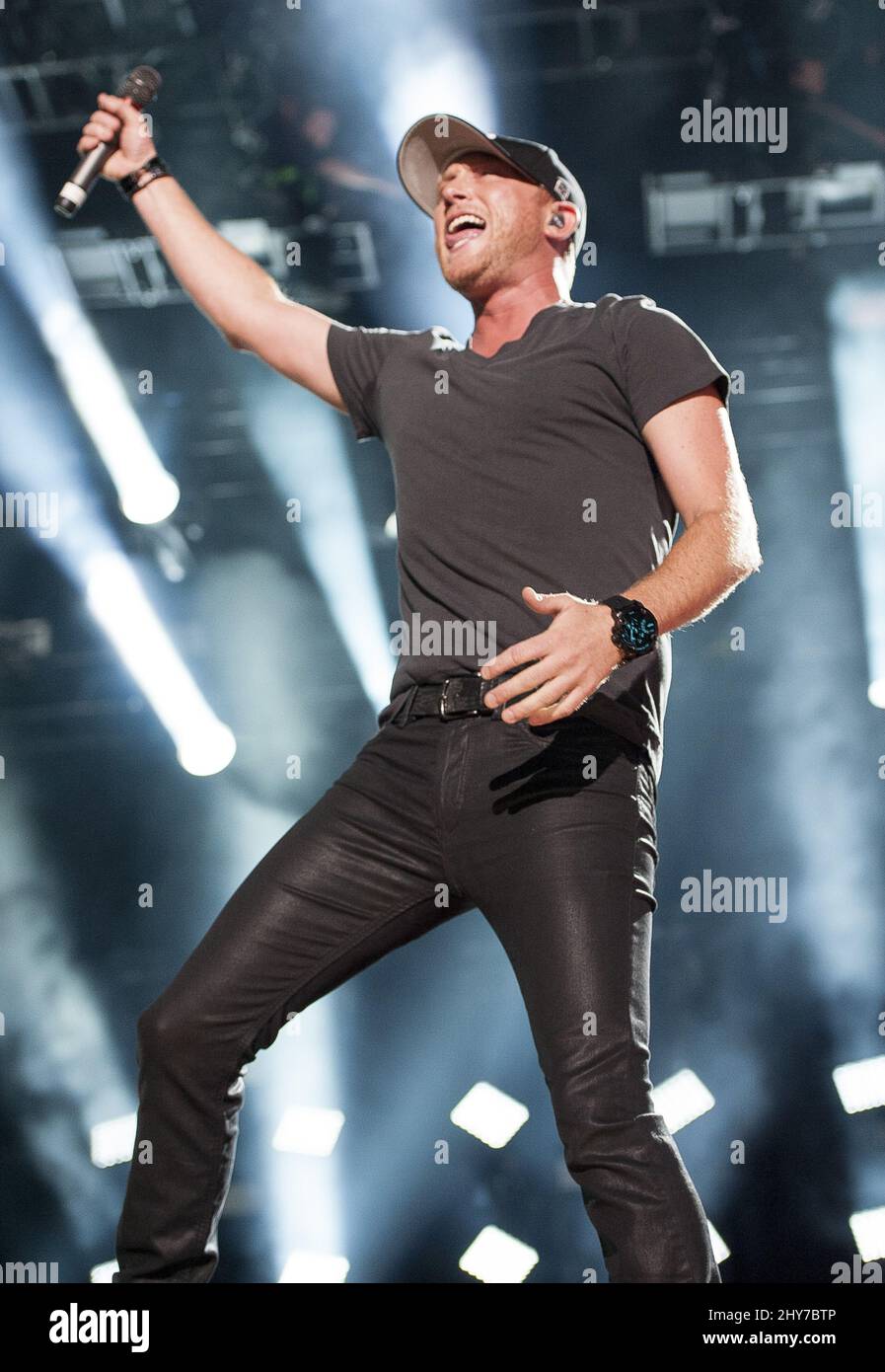 Il Cole Swindell si esibisce dal vivo sul palco durante le esibizioni del CMA Music Festival 2015 presso il LP Field. Foto Stock