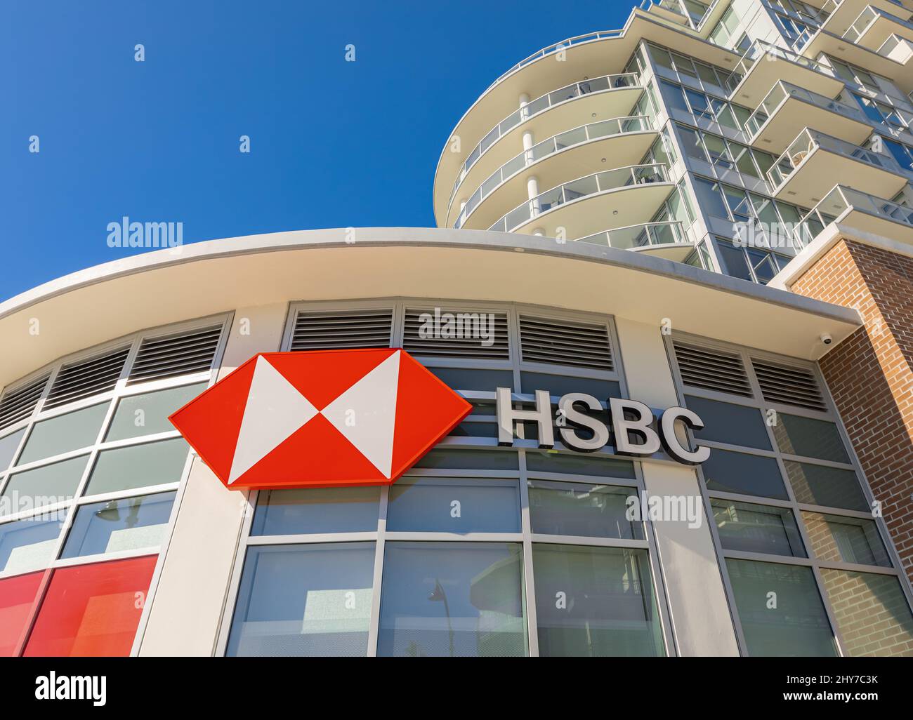 Segni di identità del marchio della filiale della banca HSBC a Vancouver BC, Canada. Sede centrale globale di uno dei servizi bancari e finanziari più grandi del mondo Foto Stock